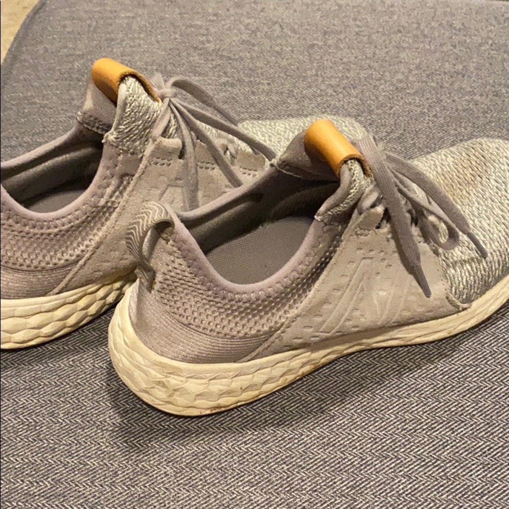 Gray new balance tennis shoes